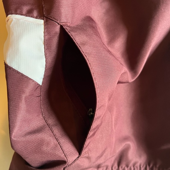 Holloway jacket
In excellent condition 
Like new. 
Wind type material - Picture 3 of 5